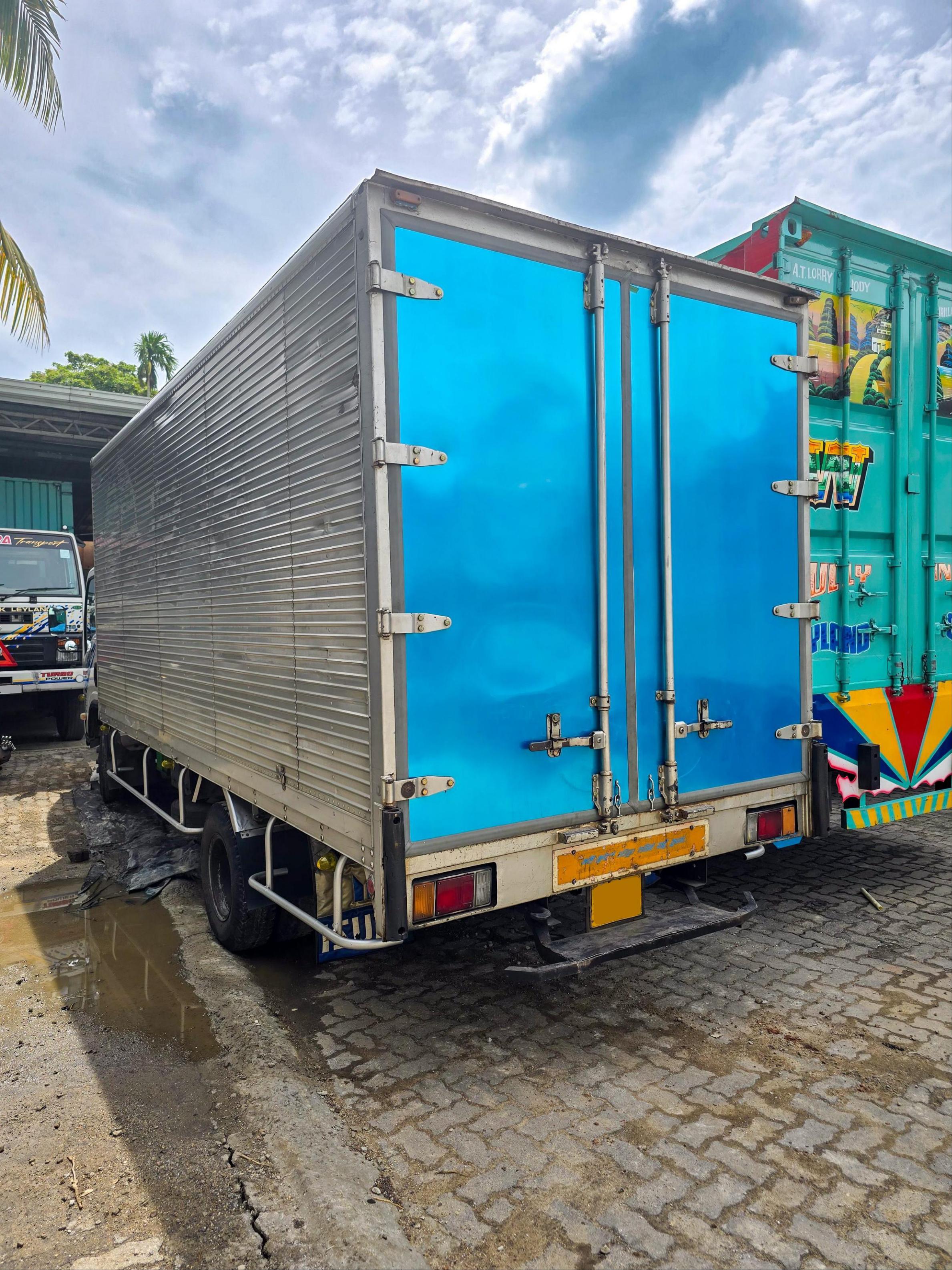Weerasekara Transport Service Isuzu 18.5 Feet Lorry From behind Colombo Sri Lanka